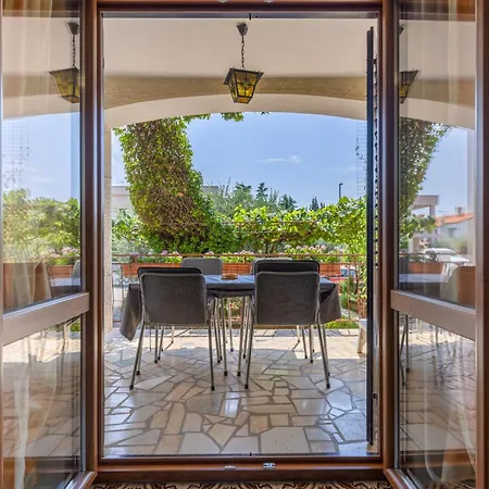 Palman With Free Parking Apartment Porec